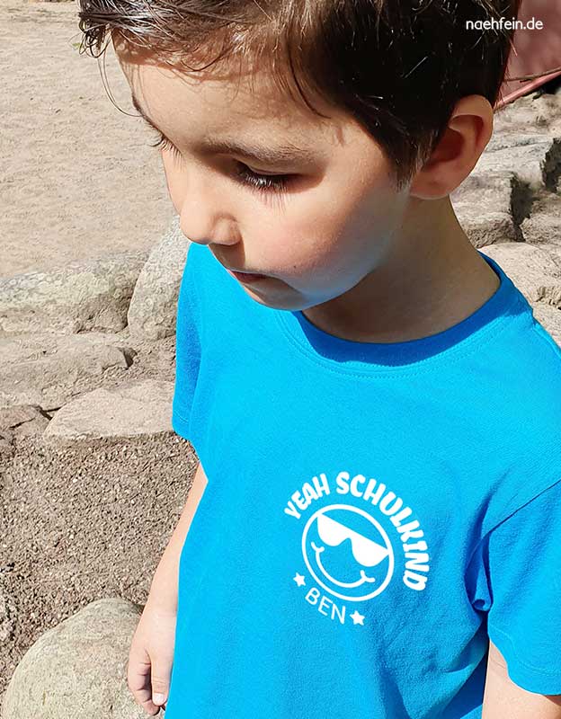 schulkind-tshirt-yeah-sonnenbrille-tuerkis-weiss-naehfein