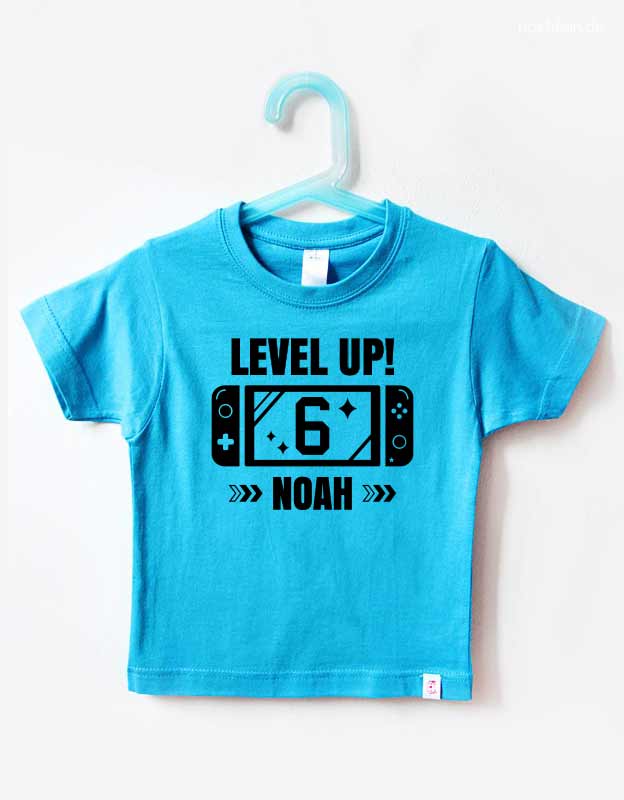 geburtstagsshirt-gamer-spielkonsole-junge-6jahre-tuerkises-Shirt-schwarzer-Schrift