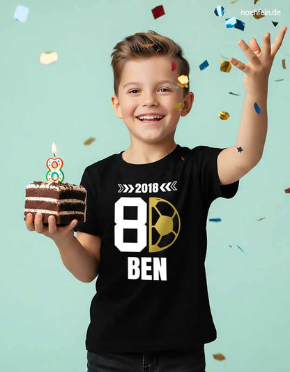 personalisiertes Geburtstagsshirt Fußball Fan mit Namen - 8 Jahre Geburtstagsshirt - schwarz mit weißem Aufdruck -naehfein