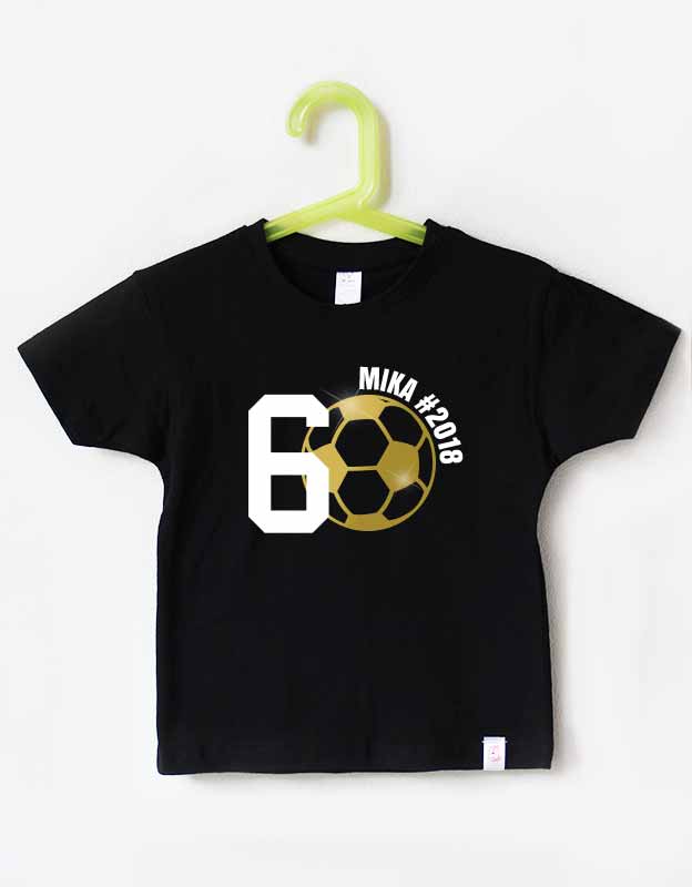 Personalisiertes Fußball Geburtstagsshirt für Kinder in Schwarz mit goldenem Fußball-Motiv & weißer Folie, Wunschname und Geburtstagszahl 6 -naehfein