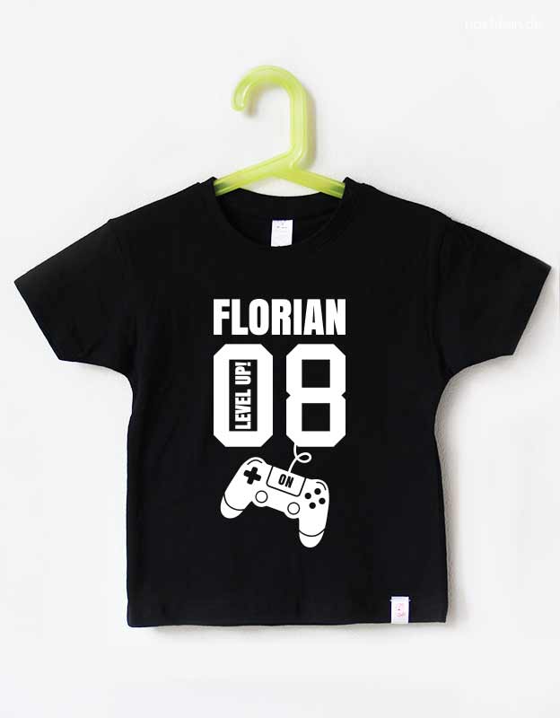Geburtstagsshirt 8 Jahre mit Namen -  Gamer Shirt für Kinder Level up 8 Jahre - schwarzes Shirt mit weißem Aufdruck