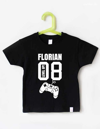 Geburtstagsshirt 8 Jahre mit Namen -  Gamer Shirt für Kinder Level up 8 Jahre - schwarzes Shirt mit weißem Aufdruck