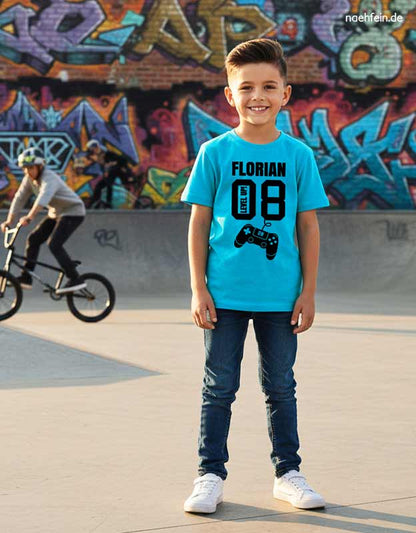 personalisiertes Geburtstagsshirt 8 Jahre mit Namen level up Design - türkises T-Shirt und schwarzer Aufdruck für Jungen