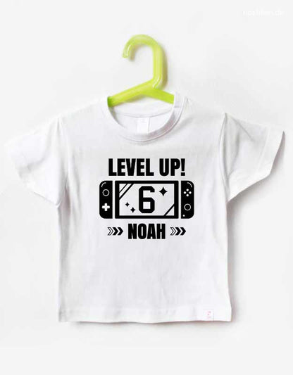 geburtstagsshirt-gamer-spielkonsole-junge-6jahre-weißes-Shirt-schwarzer-Schrift