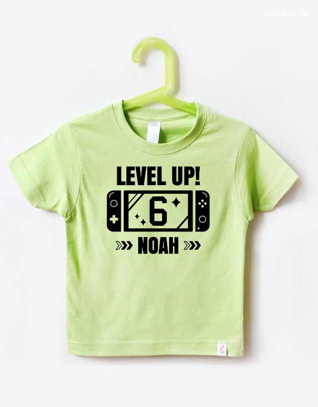 geburtstagsshirt-gamer-spielkonsole-junge-6jahre-gruenes-Shirt-schwarze-Schrift