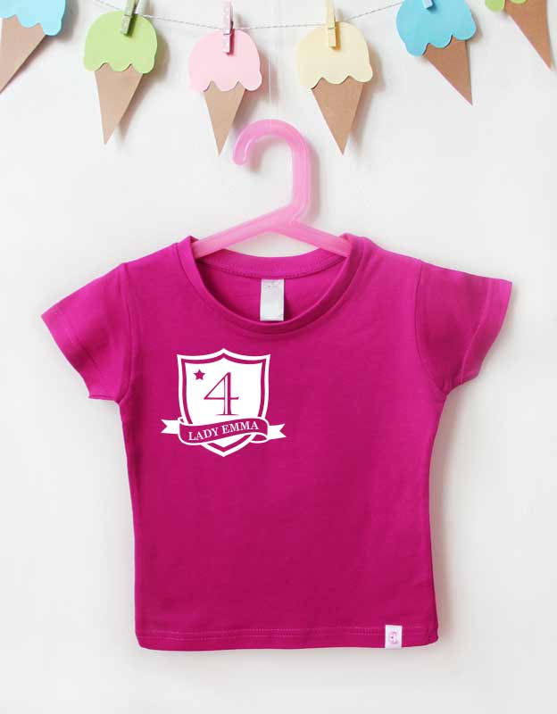 Geburtstagsshirt Ritter mit Namen und Ritterschild Design - pinkes T-Shirt mit weißem Aufdruck für Mädchen
