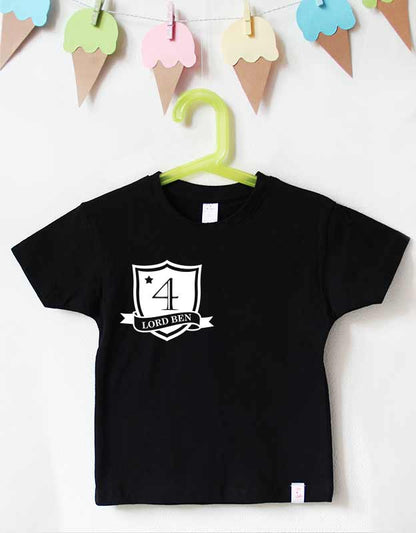 Geburtstagsshirt Ritter mit Namen und Ritterschild Design - schwarzes T-Shirt mit weißem Aufdruck für Jungen 4 Jahre