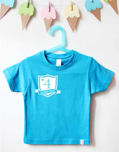 Geburtstagsshirt Ritter mit Namen und Ritterschild Design - türkises T-Shirt mit weißem Aufdruck für Kinder