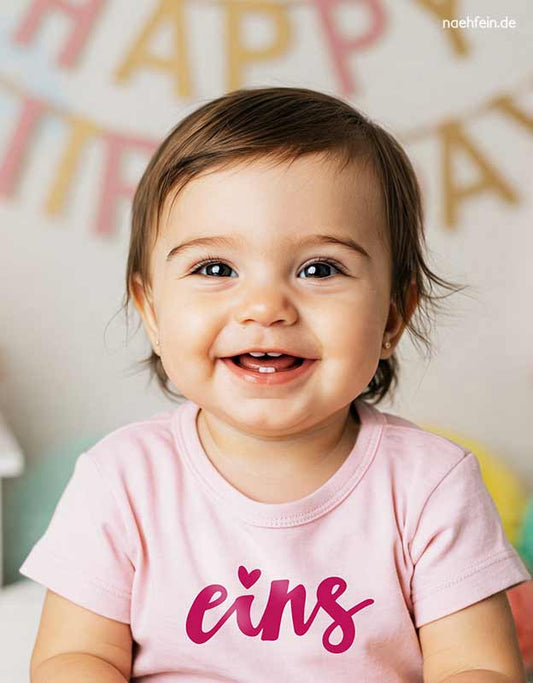 Geburtstagsshirt 1 Jahr Schriftzug ausgeschriebene Zahl in Handschrift eins - hellrosa Babyshirt personalisiert 1. Geburtstag - naehfein