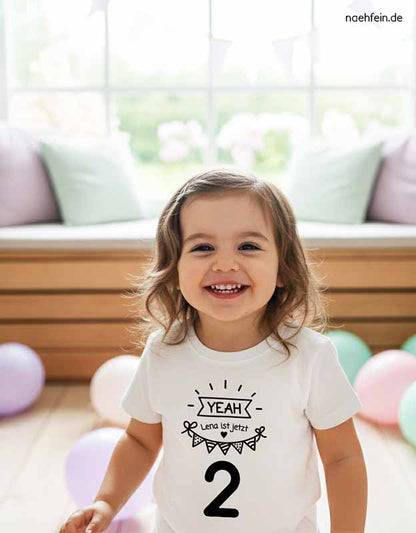 Geburtstagsshirt 2 Jahre Yeah mit Namen - personalisiertes Kindershirt 2. Geburtstag - weißes Shirt mit schwarzem Aufdruck naehfein