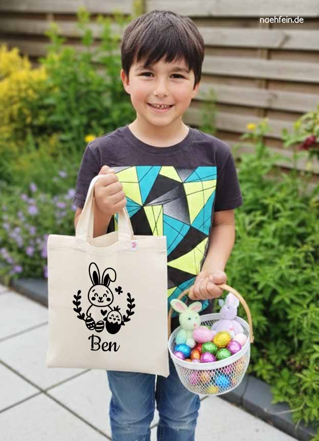 personalisierte Ostertasche mit Namen Osterfreunde - Osterbeutel mit Wunschnamen - Junge bei Ostereiersuche im Garten - Aufdruck schwarz