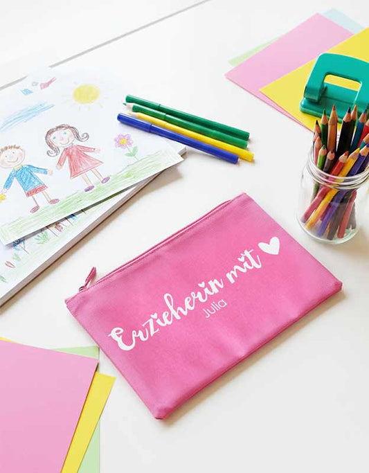 Personalisierte pinke Federtasche Erzieherin mit Herz Geschenk Kindergarten Abschied - weißer Aufdruck