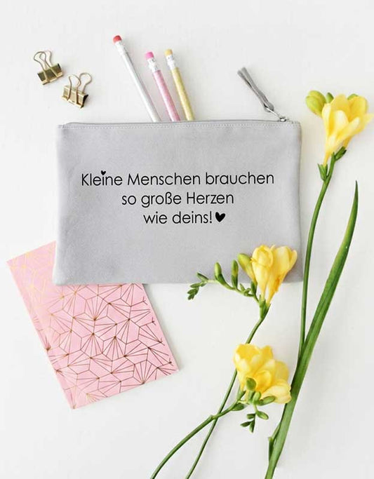 Abschiedsgeschenk Erzieherin Federtasche mit Spruch Kleine Menschen brauchen so große Herzen wie deins -naehfein