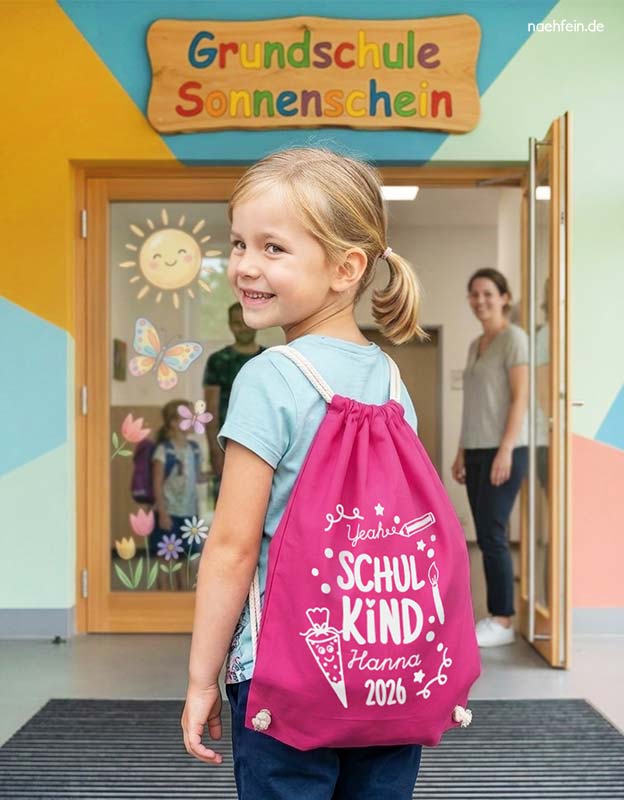 Mädchen trägt einen personalisierten Schulkind Turnbeutel 2026 in Pink mit weißer Folie - Mädchen vor der Schule Bilddarstellung KI-generiert -naehfein