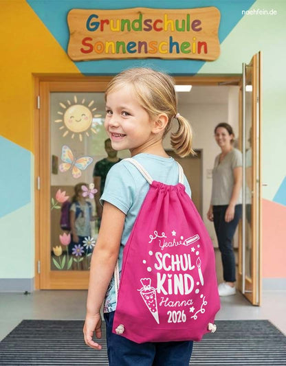 Mädchen trägt einen personalisierten Schulkind Turnbeutel 2026 in Pink mit weißer Folie - Mädchen vor der Schule Bilddarstellung KI-generiert -naehfein
